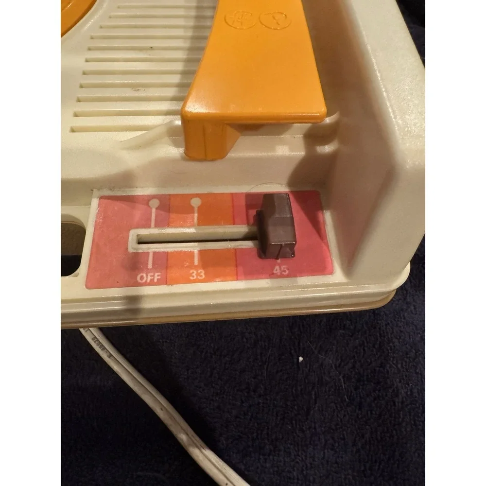 VINTAGE 1978 FISHER-PRICE PORTABLE RECORD PLAYER TURNTABLE CASE – TESTED WORKS